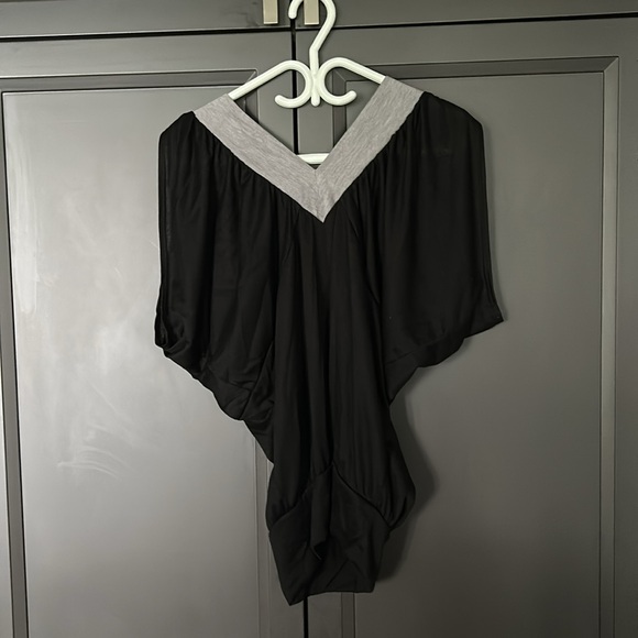 Double V-Neck Dressy -Size M- Romeo & Juliet Couture - Picture 2 of 7